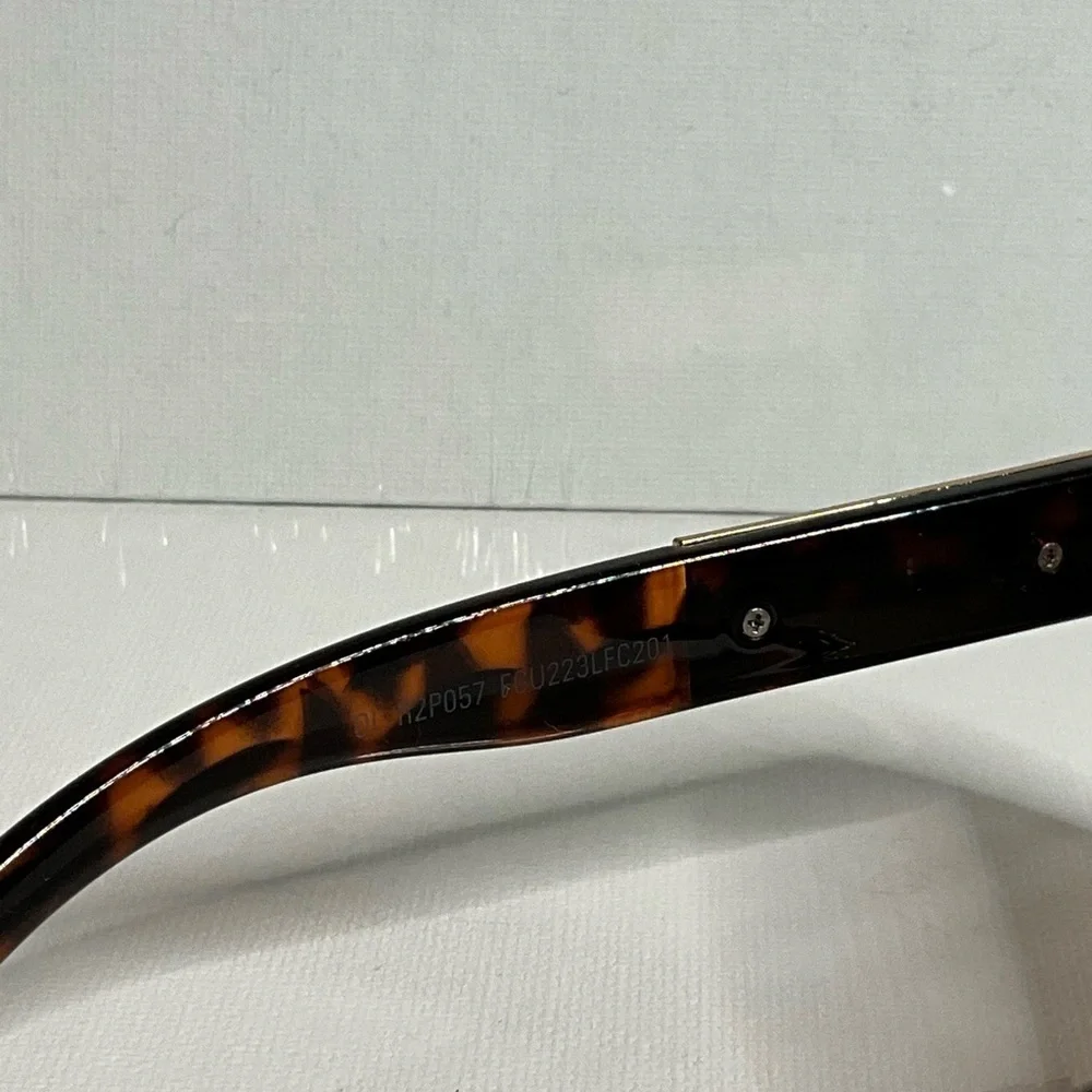 Elegant Tortoise Shell Sunglasses